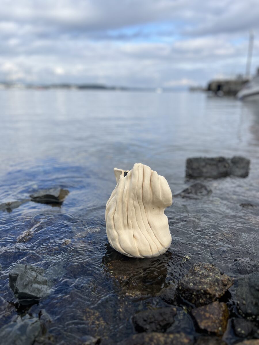 haandlaget skulpturell keramikk vase